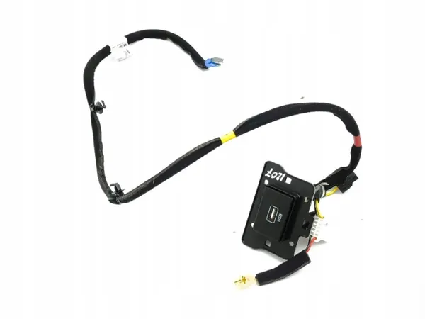 Hyundai Kona USB-aansluiting OEM 96120CM500 - Gebruikt image 2