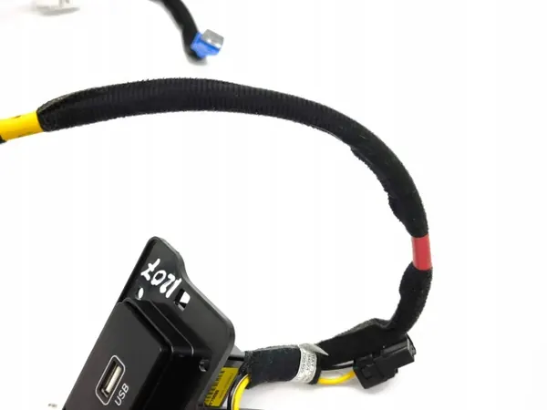 Hyundai Kona USB-aansluiting OEM 96120CM500 - Gebruikt image 6