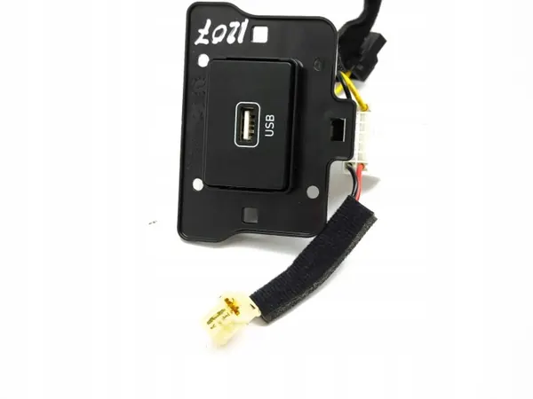 Hyundai Kona USB-aansluiting OEM 96120CM500 - Gebruikt image 8