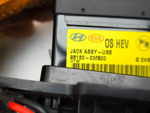 Hyundai Kona USB-aansluiting OEM 96120CM500 - Gebruikt image 9