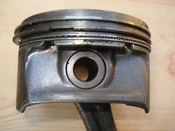 Pistão e Biela Usados para Opel Corsa C 1.0 12V image 4