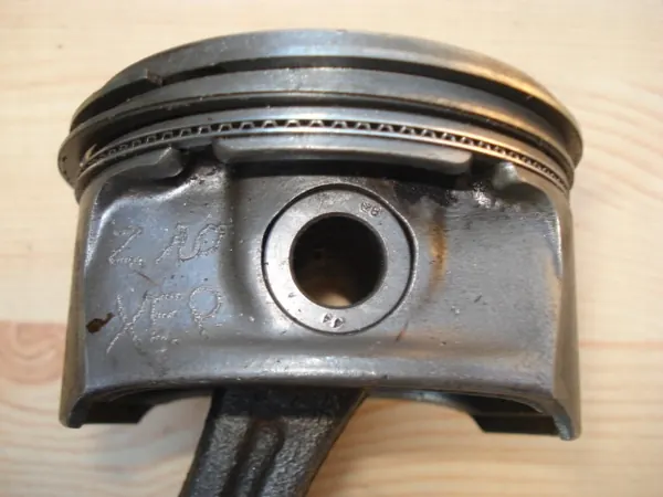 Pistão e Biela Usados para Opel Corsa C 1.0 12V image 5