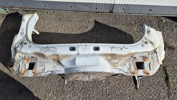 Mazda 5 Taka-Seinävyö OEM C513-70751 Käytetty image 2