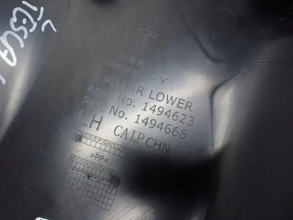 Cache de pilier gauche Tesla Model Y OEM 1494623-00-C image 3