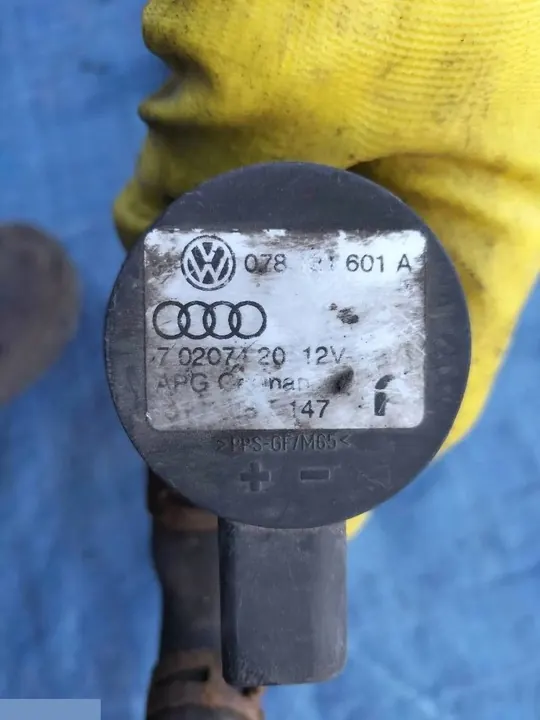 Vattenpump slang Audi A8 D3 4.0 TDI OEM 078121601A image 3