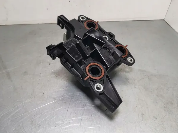 Toyota RAV4 motorruimteonderdeel OEM 1221125010 image 4