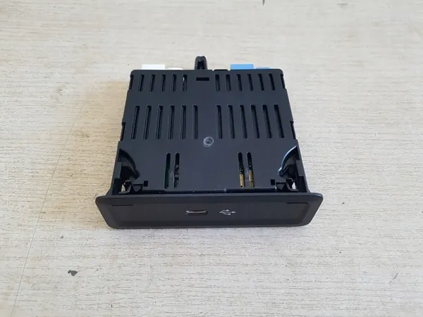 USB-portti OEM A1678202103 Mercedes-Benz GLE W167:lle image 2