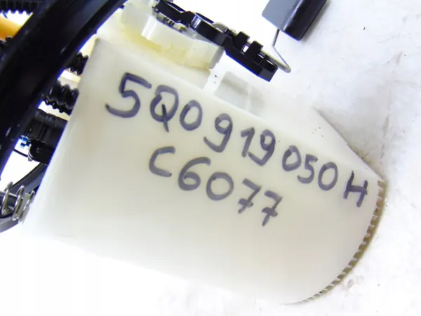 Polttoainepumpun kelluke OEM 5Q0919050H VW Golf VII 2.0 TDI image 3