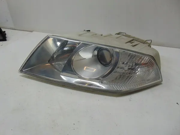 Vasen etu Xenon-ajovalaisin Skoda Octavia II 2004-08 image 4