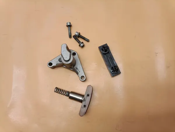 Deslizador del tensor de cadena OEM 268D004 para Volvo 2.0 D4204T image 2