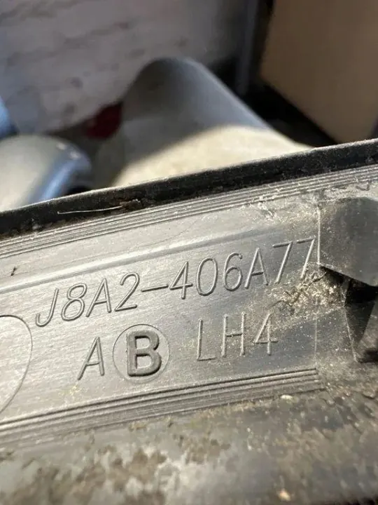 Garniture de Hayon OEM J8A2406A77 pour Range Rover Velar image 3