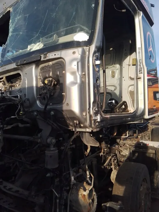 Para-choques dianteiro Mercedes Actros MP4 - Usado image 2