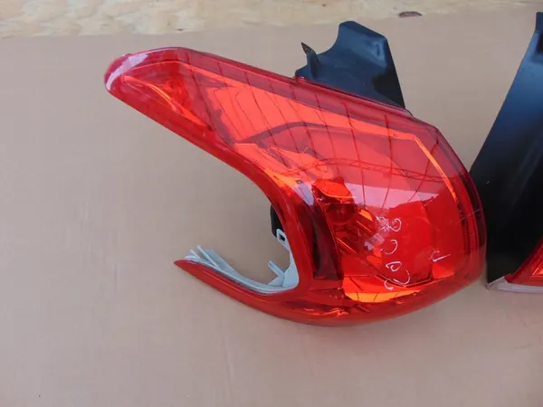 Juego de Lámparas Traseras Peugeot 2008 Derecha/Izquierda OE 9678074380 image 2