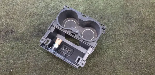 Tesla Model Y Juomakuppiteline OEM 1095617-00-C image 2