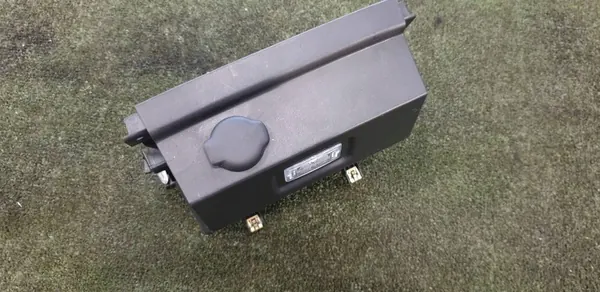 Tesla Model Y Juomakuppiteline OEM 1095617-00-C image 3