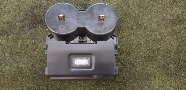 Tesla Model Y Juomakuppiteline OEM 1095617-00-C image 4