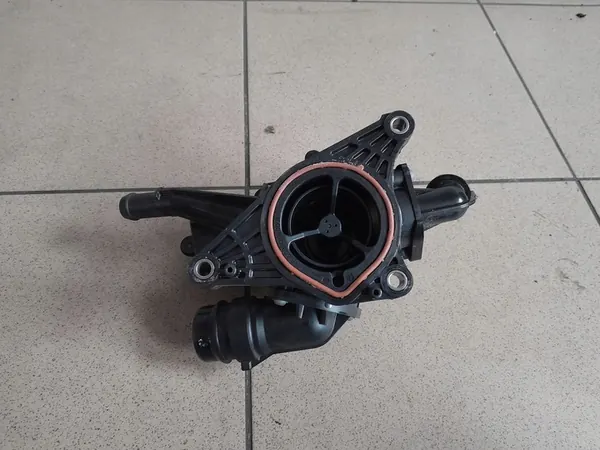 HYUNDAI TUCSON III IV 2020-23 Thermostatgehäuse 25600-2M810 image 2