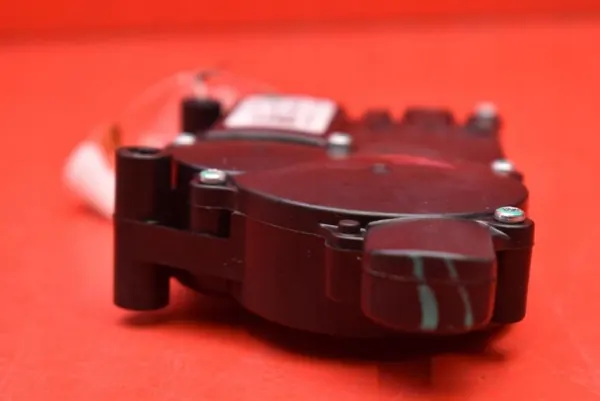 Tesla Model Y Stoelmotor OEM 1493880-00-C Rechts Achter image 4