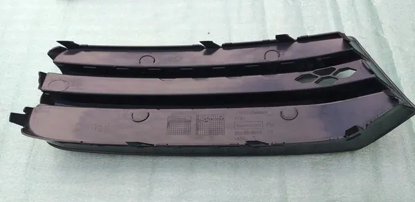 Rejilla de ventilación de parachoques Audi OE 8XA807681B image 3