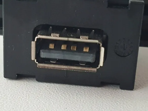 Tomada USB MG ZS OEM 10363898 - Peça usada image 4