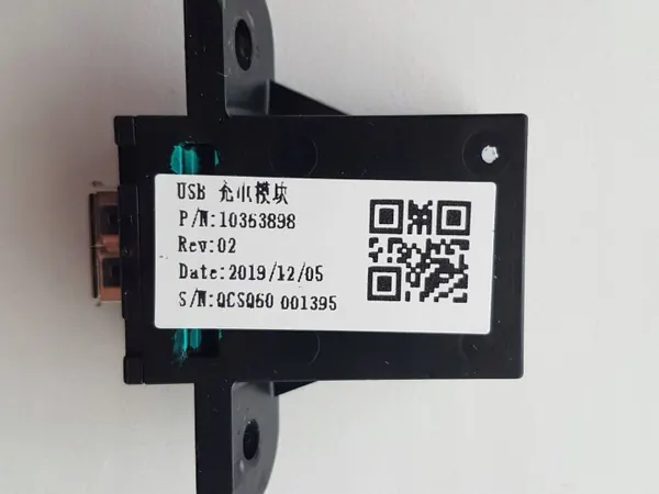 Tomada USB MG ZS OEM 10363898 - Peça usada image 5