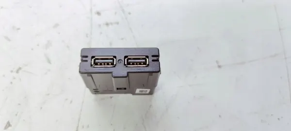 Prise USB de charge OEM 5Q0035726L pour Audi Q3 image 2