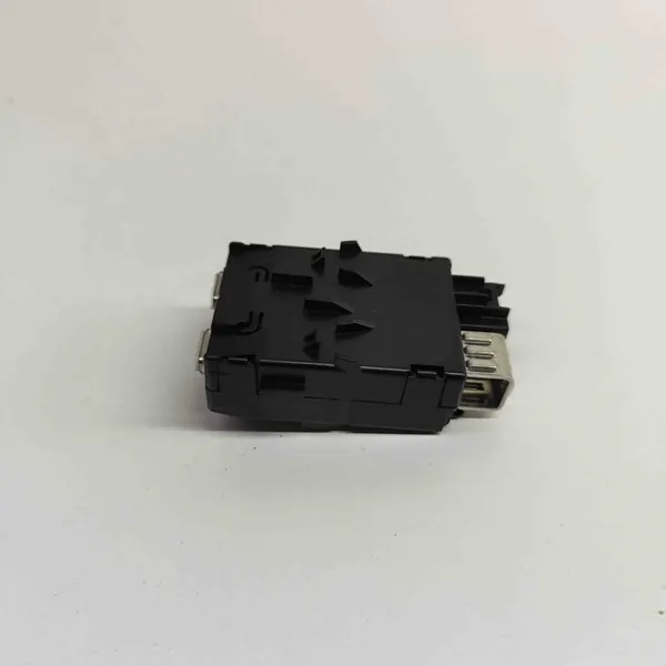 Multimediaanslutning (AUX/USB) MERCEDES-BENZ image 2