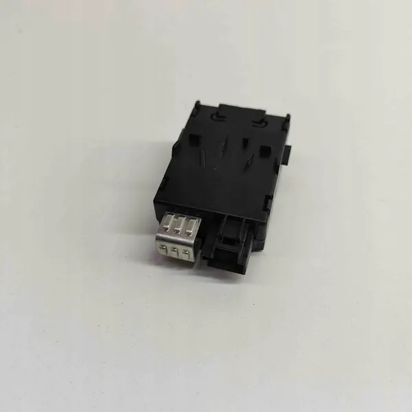 Multimediaanslutning (AUX/USB) MERCEDES-BENZ image 3