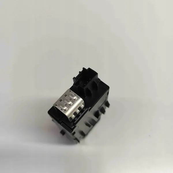 Multimediaanslutning (AUX/USB) MERCEDES-BENZ image 4