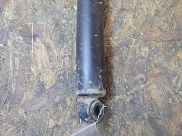Taka-iskunvaimennin OEM 897559554 Oikea puoli image 6
