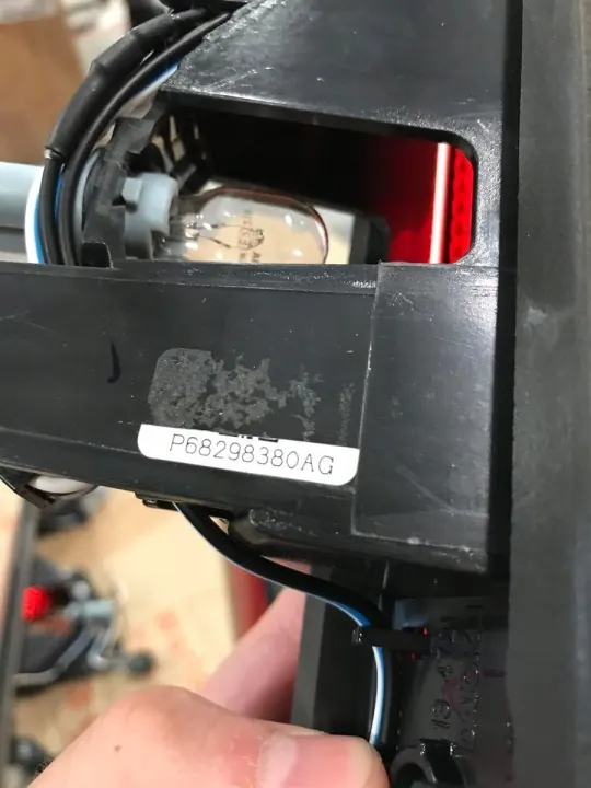 Dodge RAM DT 2019-2022 Feu Stop Cabine OEM P68298380AG image 3