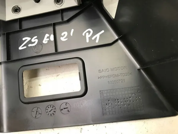 MG ZS EV 2021 Oikean Takapilarin Suojus 10360721 image 6