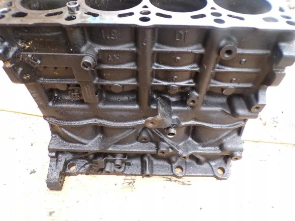 Moottorilohko OEM 038103021AA VW Golf 4 Passat image 3