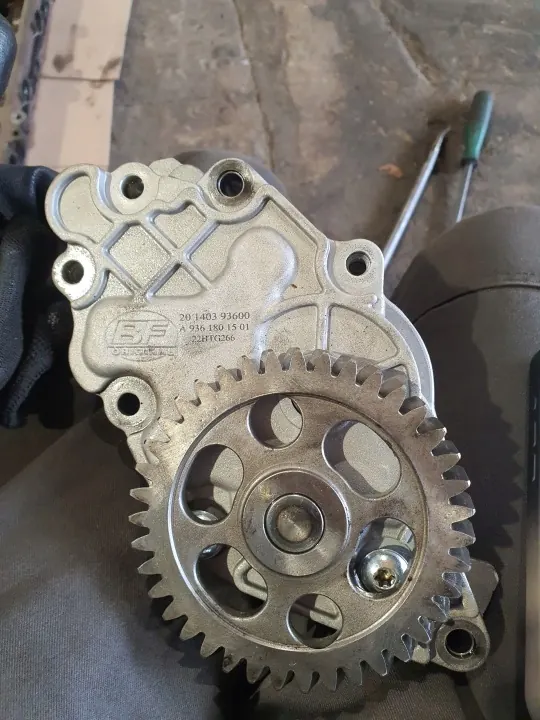 Pompe à huile boîte Mercedes Atego OEM A9361801501 image 2