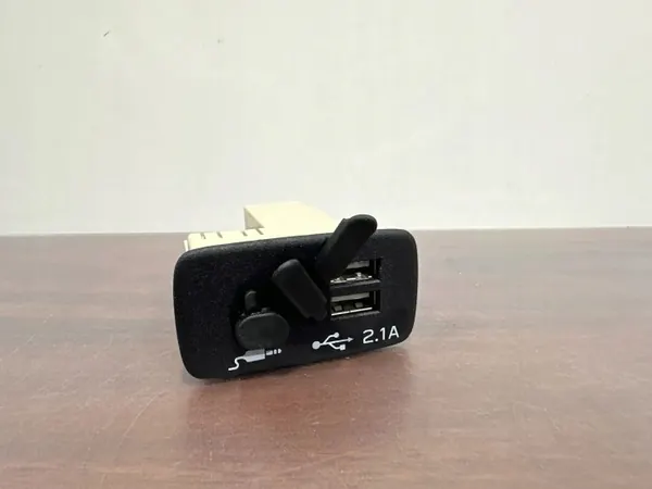 Tomada USB Subaru Ascent OEM 86257VA030 image 2