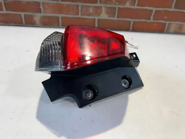 Luz trasera izquierda Nissan X-Trail T32 image 4