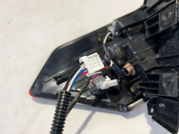 Luz trasera izquierda Nissan X-Trail T32 image 7