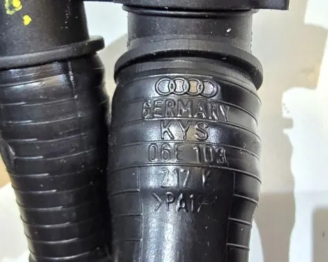 Moottorin hengityslinja Audi A8 D3 3.2 FSI 06E103217K image 4