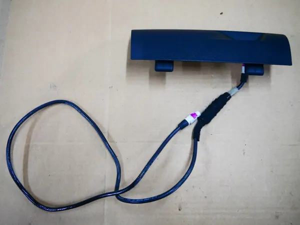 Enchufe USB BMW OEM 9364954 - Estado Usado image 2