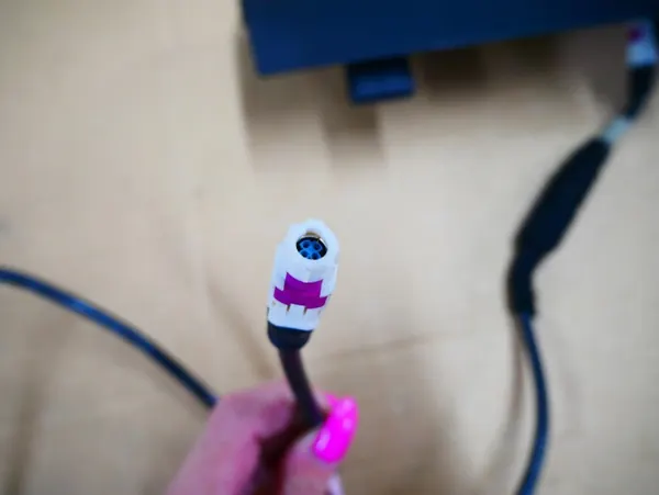 Enchufe USB BMW OEM 9364954 - Estado Usado image 3