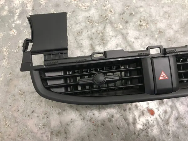 Rejilla de ventilación central Kia Picanto III OEM 84740G6000 image 3