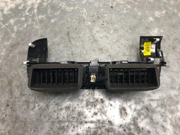 Rejilla de ventilación central Kia Picanto III OEM 84740G6000 image 4