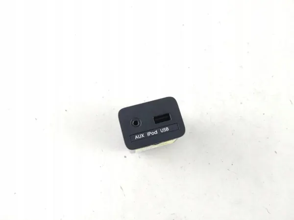 Enchufe USB Kia OEM 961202T500 - Estado usado image 2