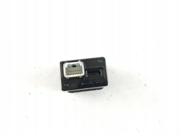 Enchufe USB Kia OEM 961202T500 - Estado usado image 3