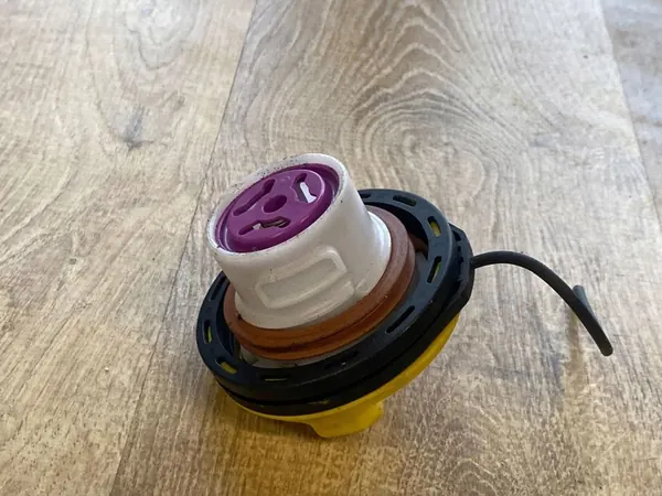 Bränsletanklock LR021560 image 2