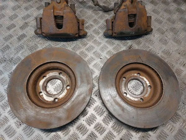 Discos e Pinças de Travão Dianteiros Usados Volvo V50 image 3