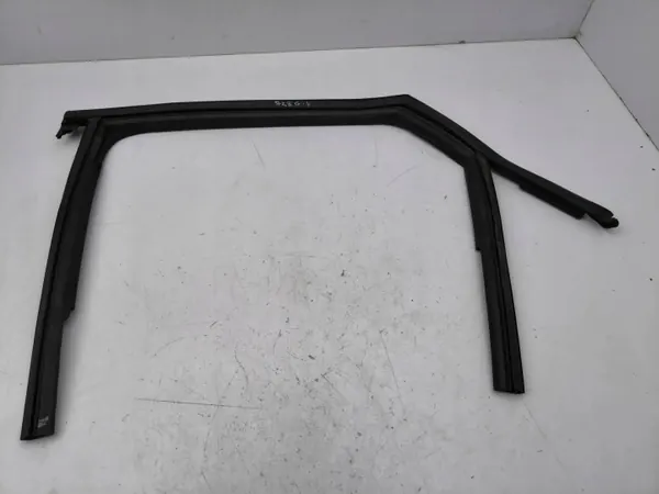 Raamrubber linker achterdeur Audi A1 2019 OEM 82g839439 image 2