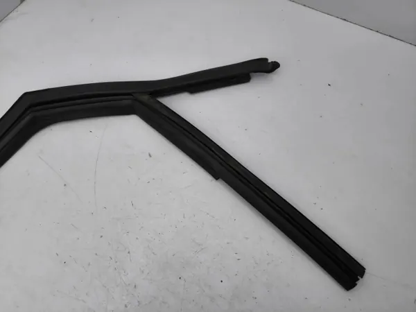 Raamrubber linker achterdeur Audi A1 2019 OEM 82g839439 image 4