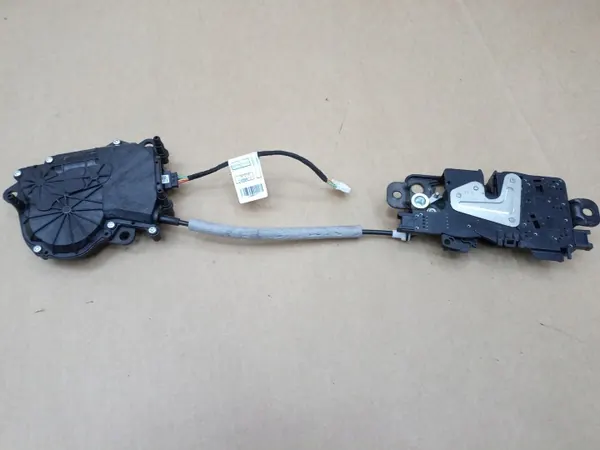 BMW X1 F48 Tavaratilan Lukkomekanismi OEM 163672 737400608 image 2