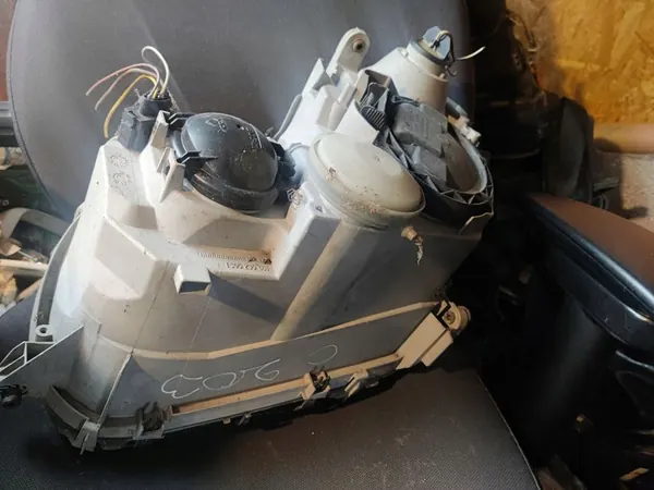 Mercedes-Benz C W203 2004 Koplamp image 4